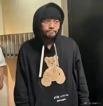 周杰伦强直性脊柱炎从青涩少年到乐坛天王，这个疾病一直如影随形，如今病情似乎愈