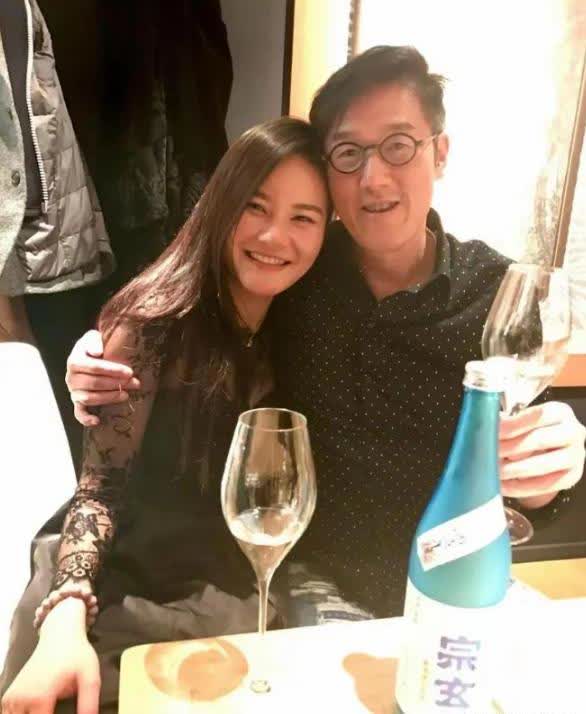 这小三太嚣张！跟百亿富豪婚外情9年生4娃，还天天晒照气原配？这年头，当小三还