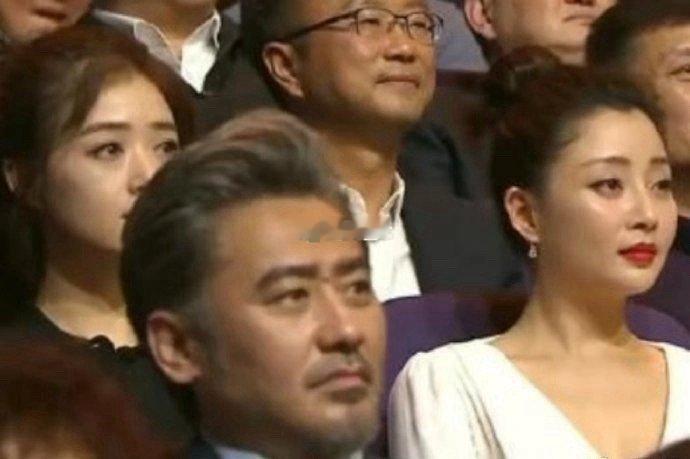 刘涛蒋欣涂上口红，果然在人群里熠熠生辉