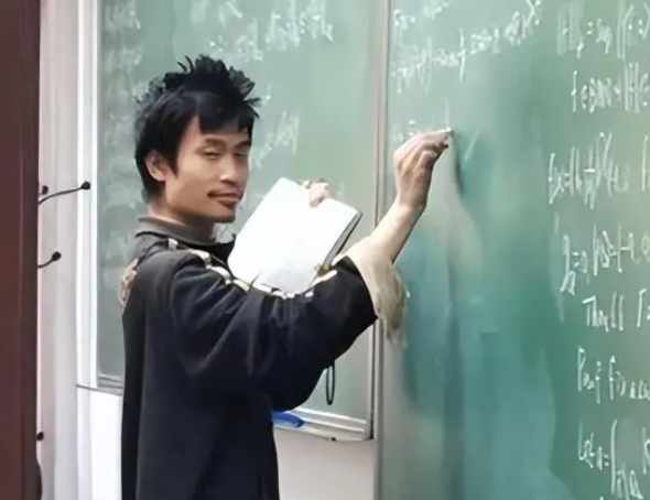韦东奕办公室简陋:矿泉水瓶月换，纯粹于数学世界