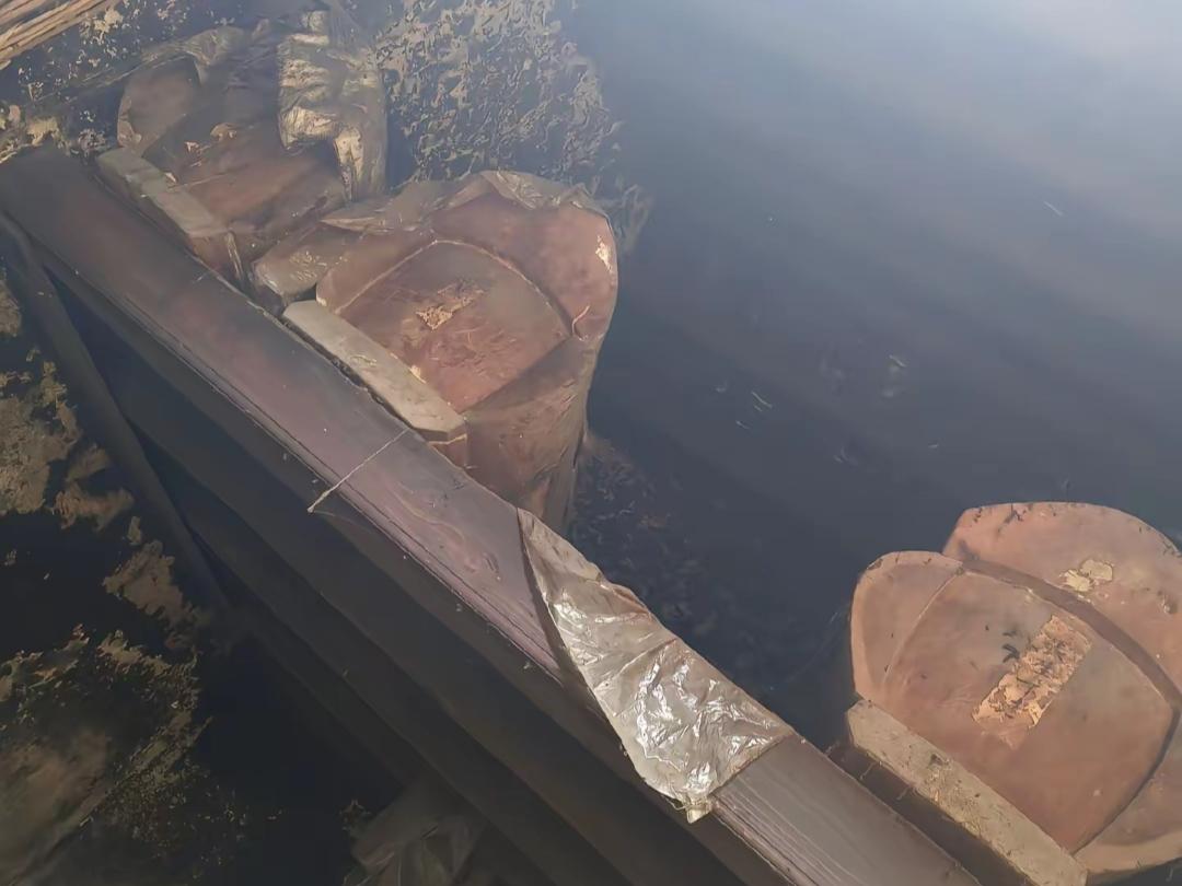 我农村老家睡的床，旁边摆着两口棺材。那是爷爷奶奶的，早早就备好很久了。