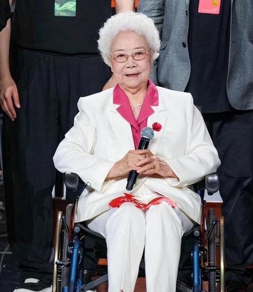 98岁人民艺术家田华，正军级离休干部，如今住在一套墙皮脱落的60平老房里。每月伙