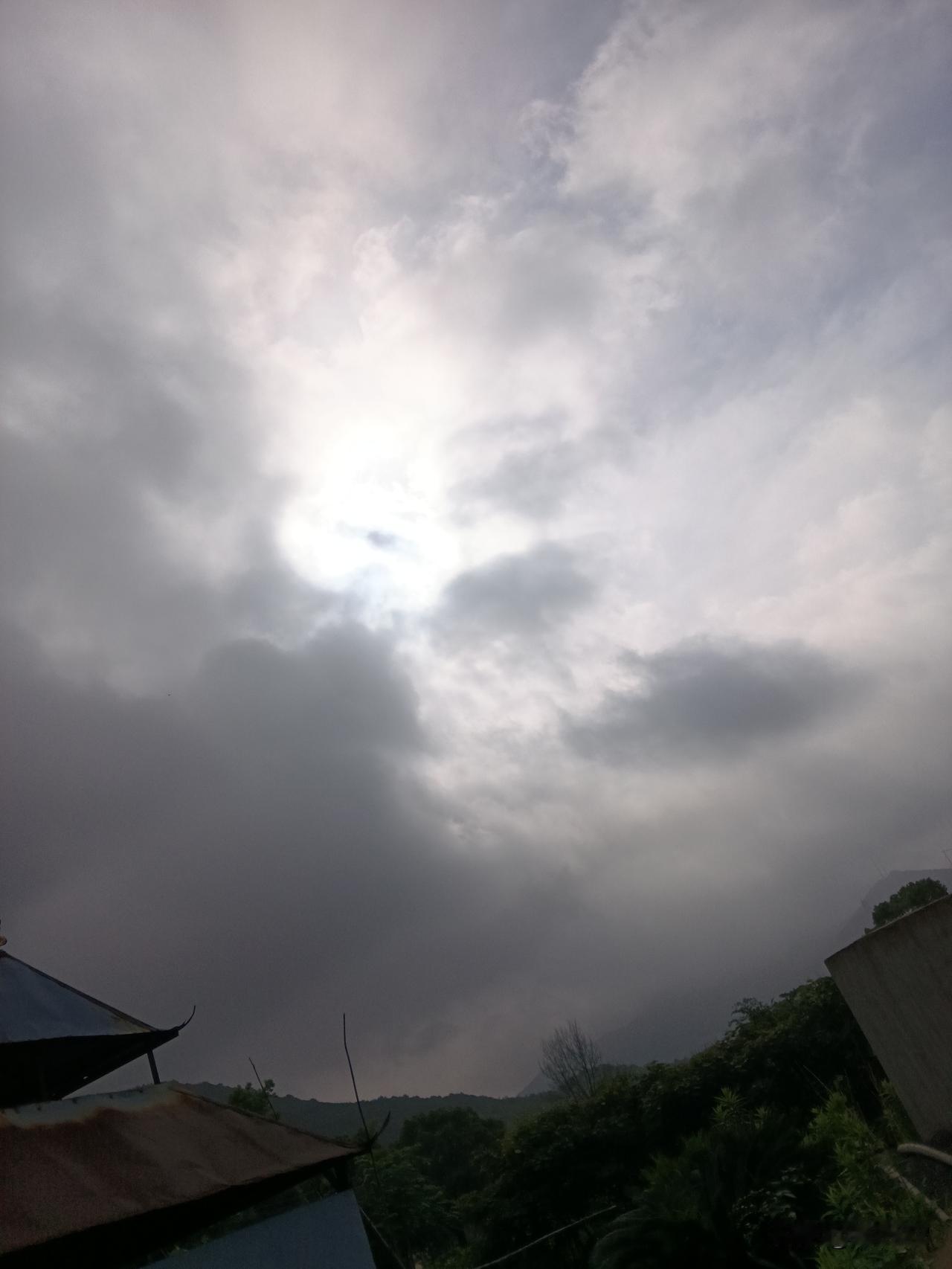 实际上，如今清华丘班有三个。大家通常印象里的丘班，多是丘成桐数学英才班。为推动数