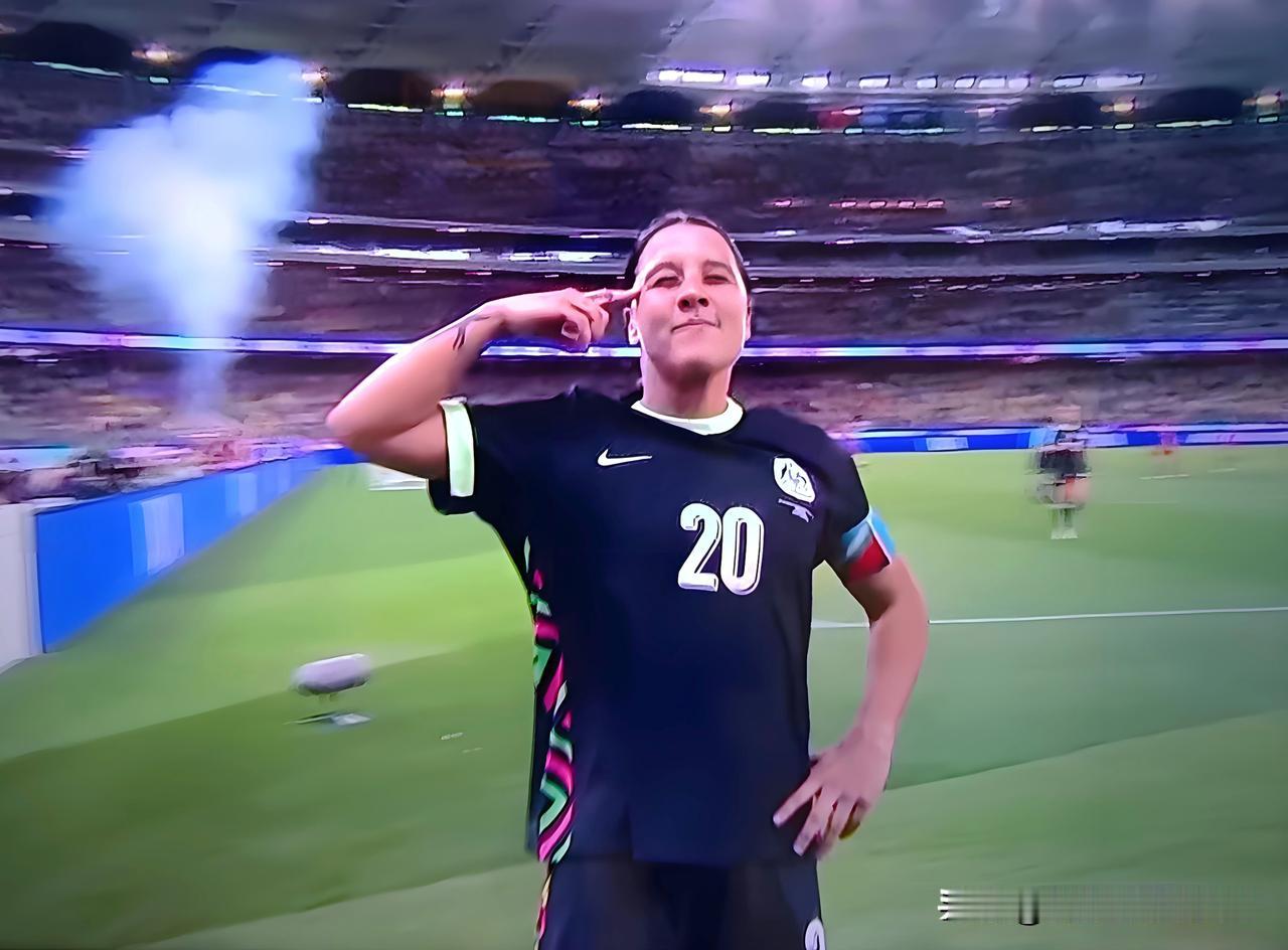 不喜欢这个33岁的拽女人！不仅娶了一个漂亮老婆，还进一球淘汰了中国女足。