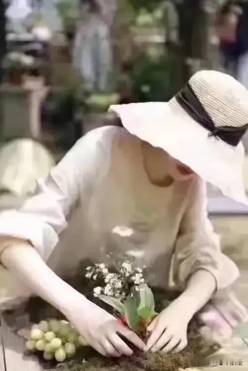 非常通透的话：“人一旦老了，身体先不行了，有没有子女、有没有钱，本质上都一样惨。