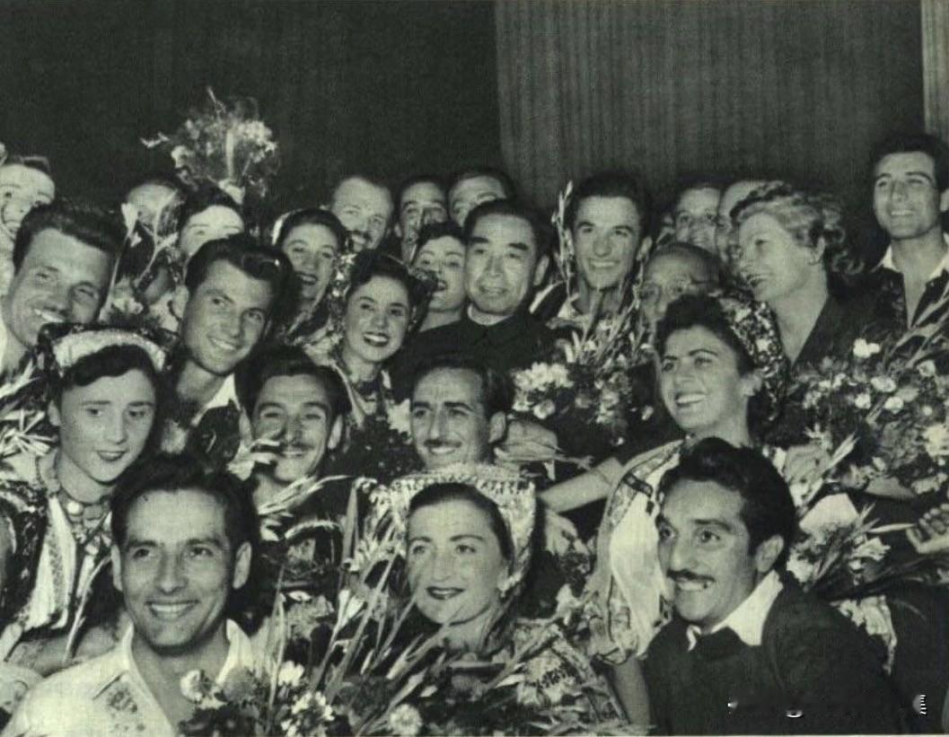 1955年8月底，南斯拉夫“科罗”民间歌舞团访华，周恩来总理观看表演后，到后台向