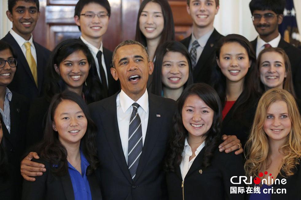 奥巴马和这么多人合影，唯有图三那女子的头脸有亮点。她不仅头小脸还细长，是瘦成这样