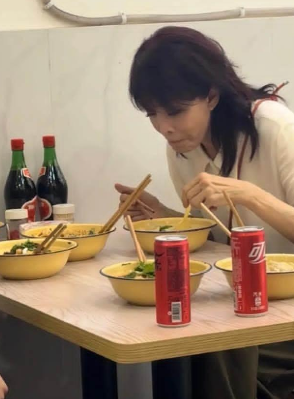 昨天朋友在香港餐厅偶遇DoDo姐郑裕玲……瘦得像皮包骨，根本认不出是她😳6