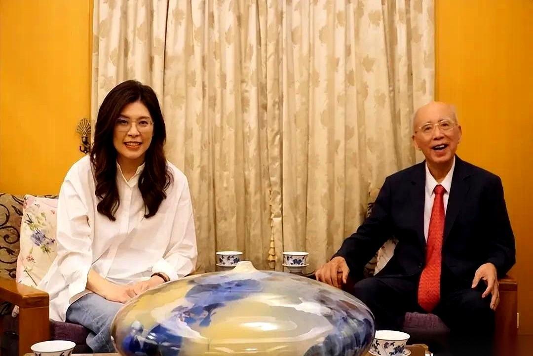 吴伯雄，这位八十多岁的政坛老将，最近见了郑丽文。没聊几句家常，一个几乎是命令式