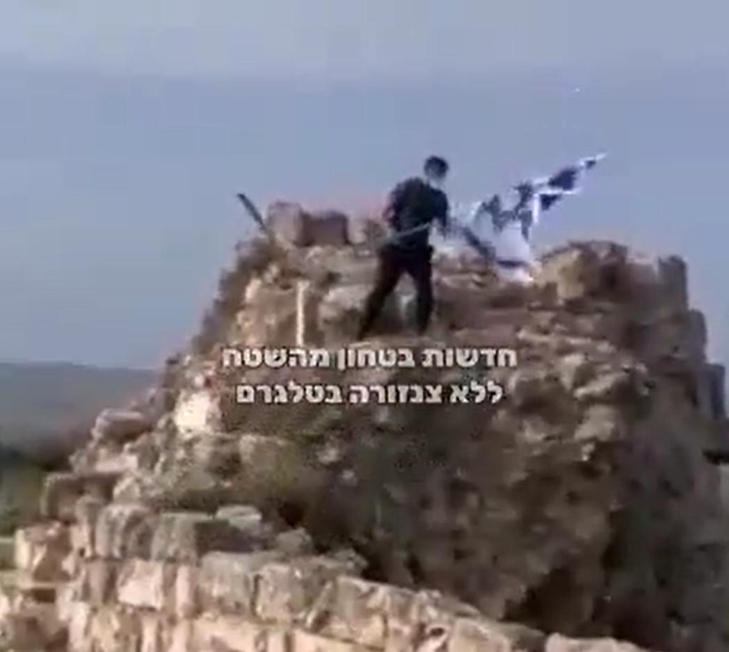 黎巴嫩民众返回家园的第一件事，就是把以色列插在各个山头的旗，全给扔掉。图中这