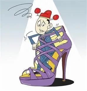 笑话（683）贪官躺在床上，情妇拉着贪官的手边修指甲边说：“我跟了你三年了，