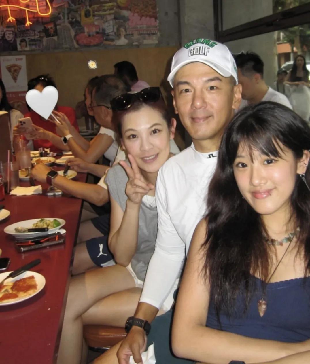 贾静雯17岁大女儿梧桐妹和亲妈孙志浩、后妈林若亚一起聚餐，父女俩长得太像了，脸型