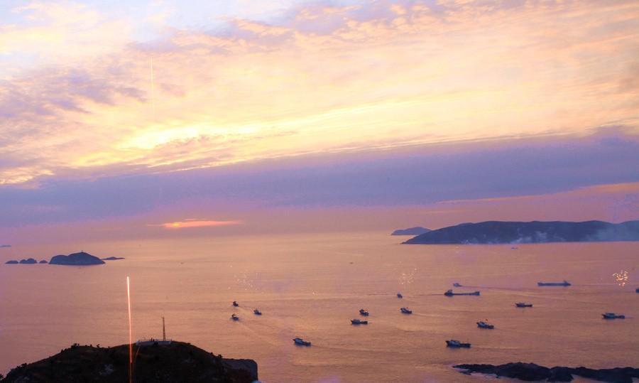 果不其然。日本冲绳县知事玉城丹尼突然宣布了，优先推进减轻基地负担、拉动地方发