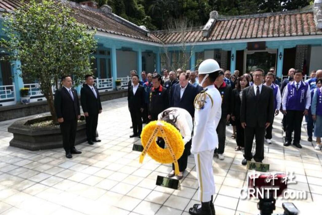 4月2日郑丽文访大陆之前不去祭拜孙中山，而是去给蒋介石献花，还90度鞠躬，比蒋家