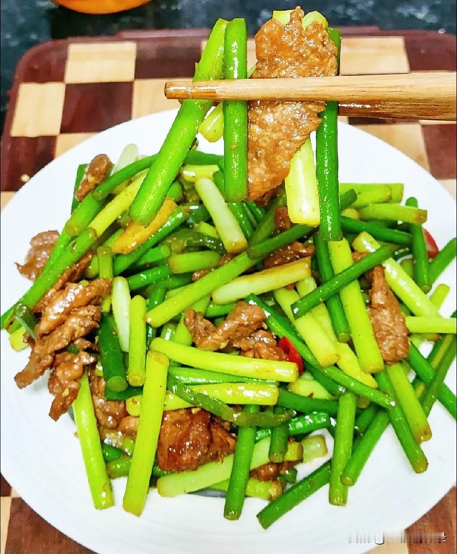 嫩好吃，一点也吃不腻，下饭绝了绝了！食材:蒜苔、猪肉、姜蒜、小米辣做法
