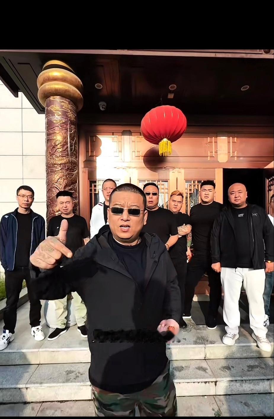 天津李四，1700万粉丝的大网红，真叫一个霸气外露！今天他戴着一副黑墨镜，身后站