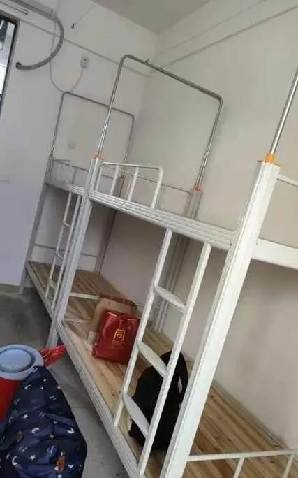 本想让女儿去市里最好的一所寄宿制初中学校读书，可说了半天就是不想去，她宁愿在家门