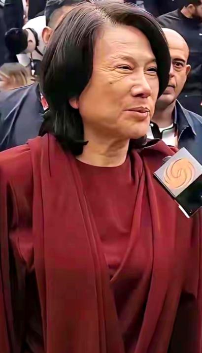 71岁的董明珠，拿下了第五届格力董事长任期。但在同一张任命书上，她兼了12年的“