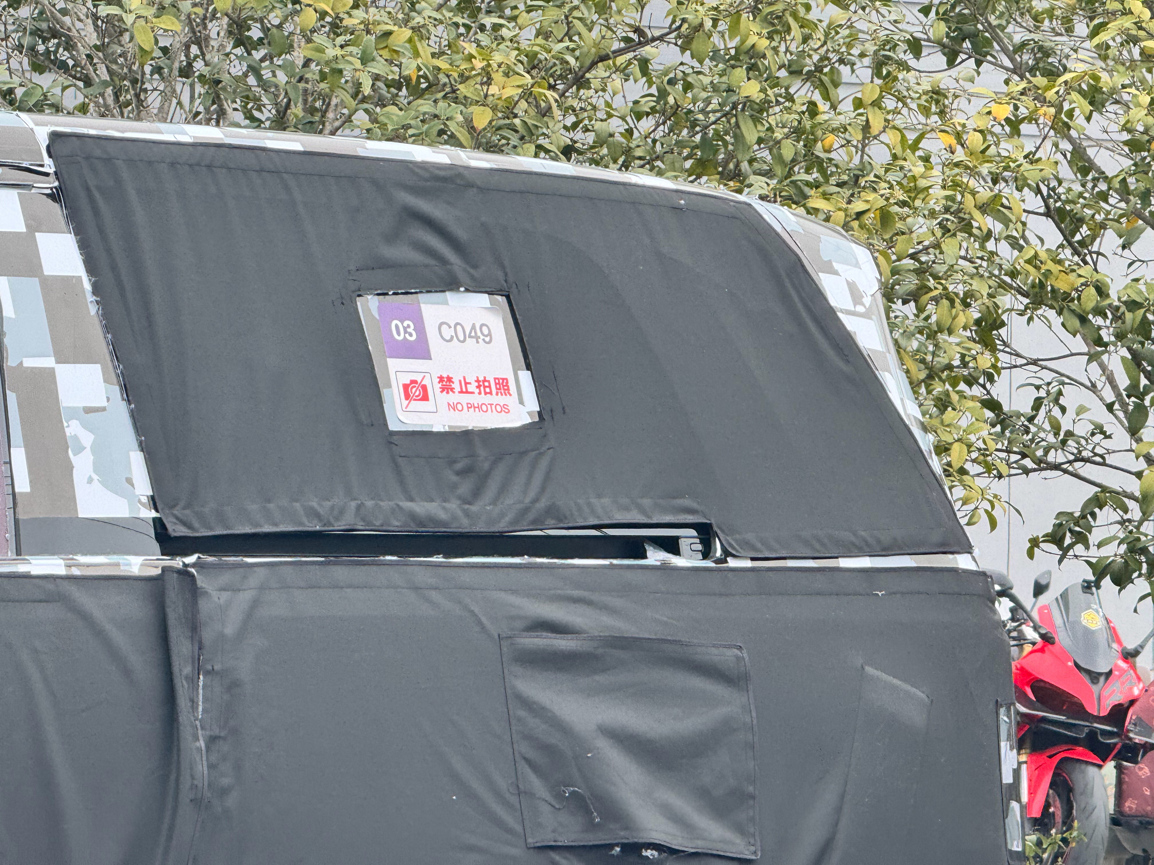 这个伪装的有点太过于好了…….完全看不出来什么车