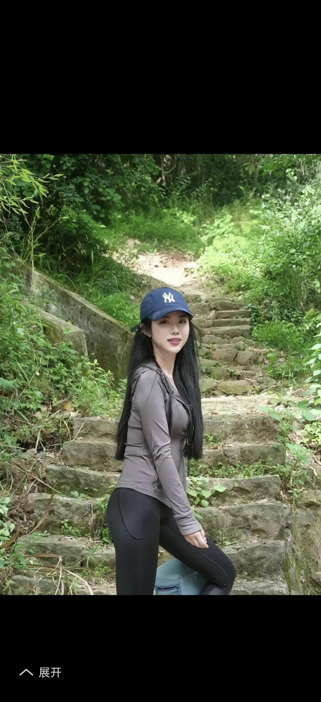 绿树掩映下，佳人倚石阶。