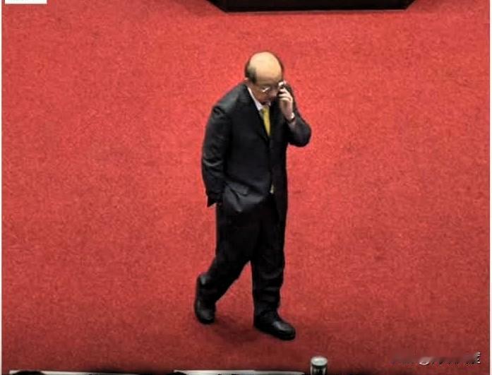 柯建铭昨天还发表告老还乡宣言，一晚睡醒，还是忍不住去登记参选总召了。柯建铭回锅与