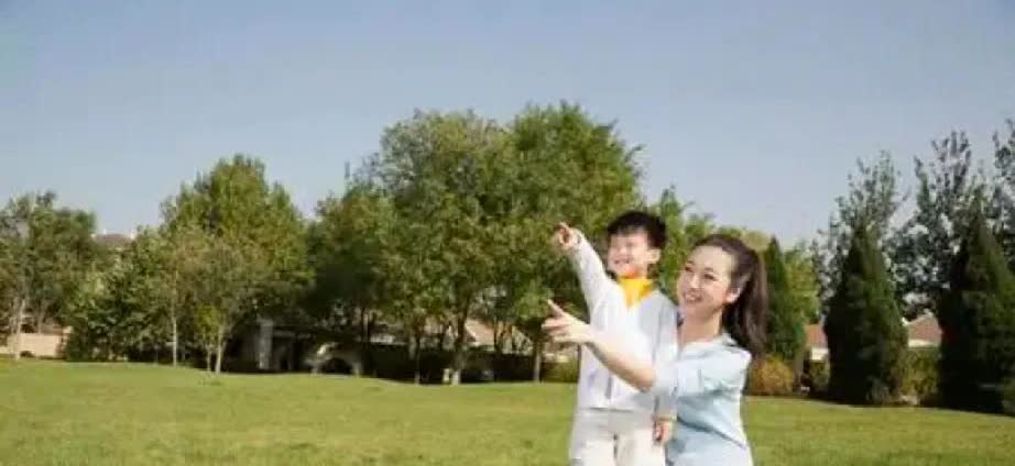 我最近发现小区有个奇怪的宝妈。她年纪轻轻的，娃都8岁上学了，可她一天班也不上
