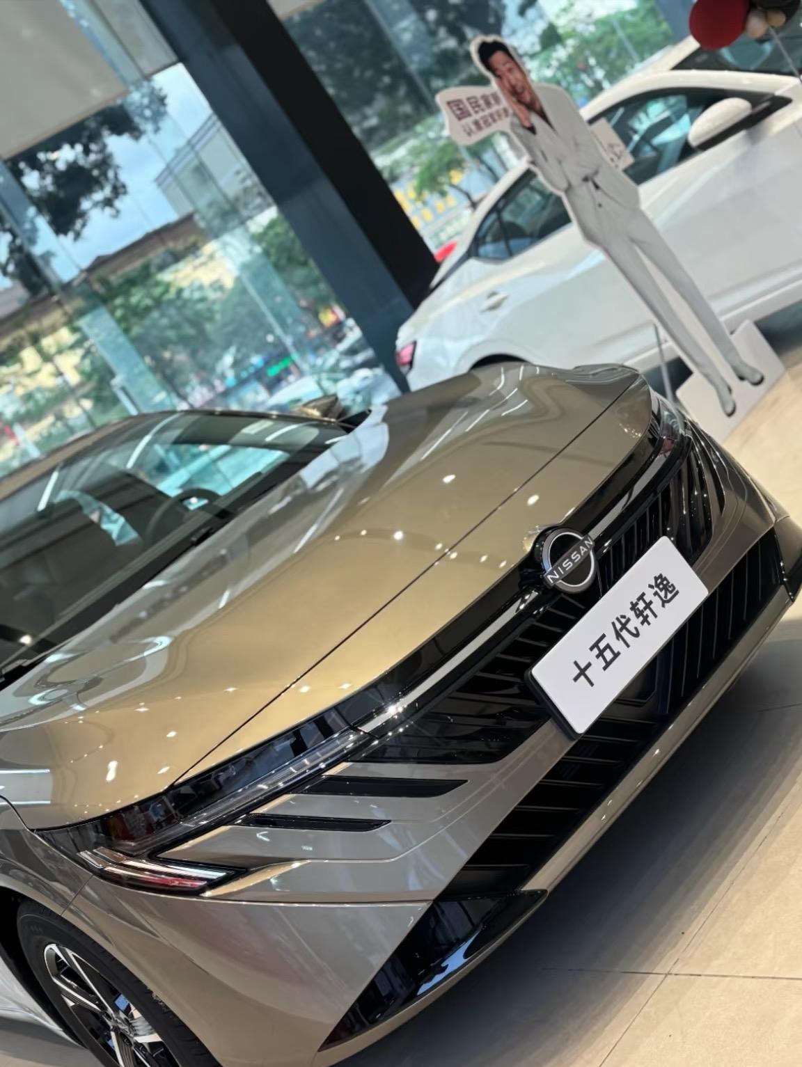 15代轩逸长在审美上了！宽体低趴加溜背，颜值绝了。电感前脸和贯穿尾灯超吸睛，车内