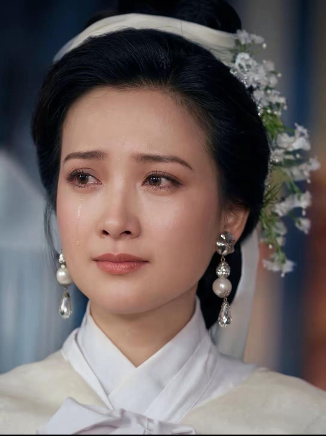 许晴和陈红谁能称得上古典第一美女？大家都知道许晴和陈红是影视圈中的美人，她俩各美