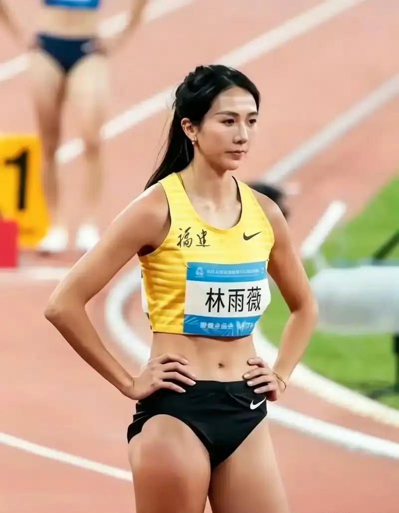 场景：2026名古屋亚运村，中国田径队宿舍楼走廊，晚上十点，俩人刚泡完脚。吴