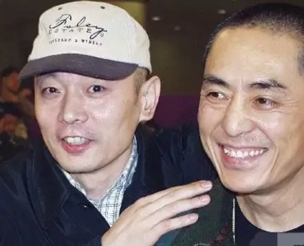 1992年，张艺谋花25000块买下《活着》的版权，邀请葛优出演福贵，他却拒绝了