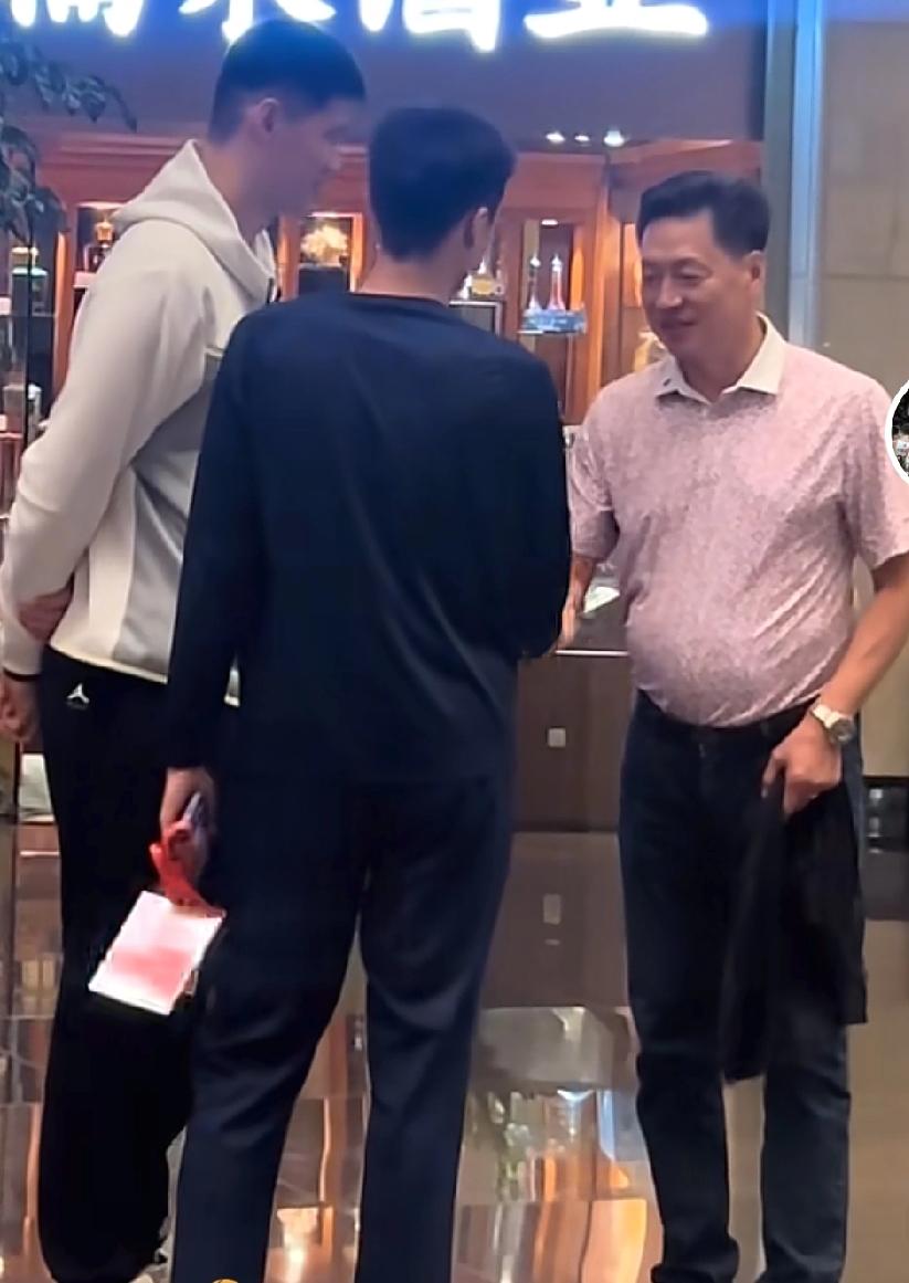 李春江到东莞看球，以顾问和青训总监身份出现，不可能取代杜锋执教广东宏远还是太