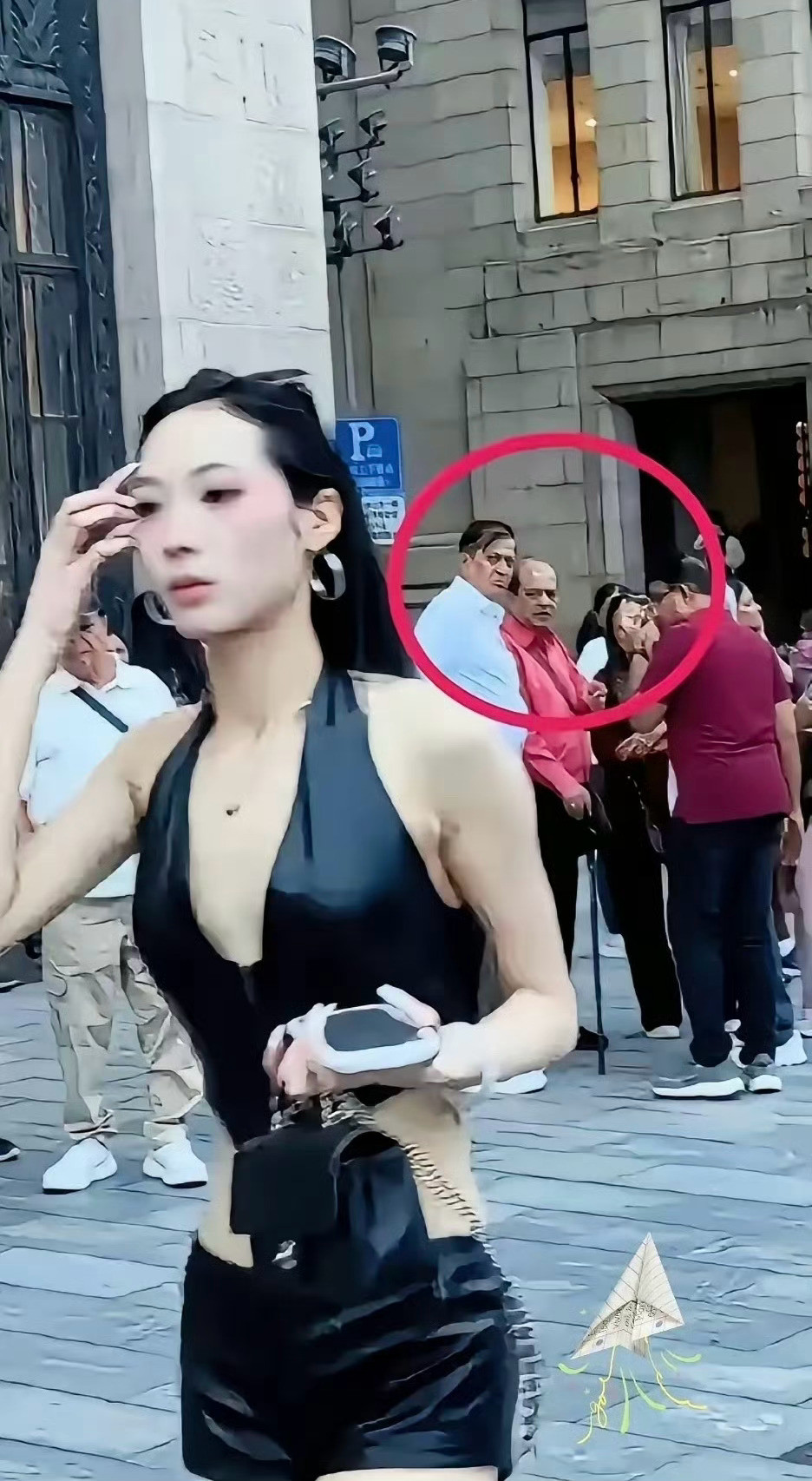 外滩一女子，被印度没见过世面的盯着看30米