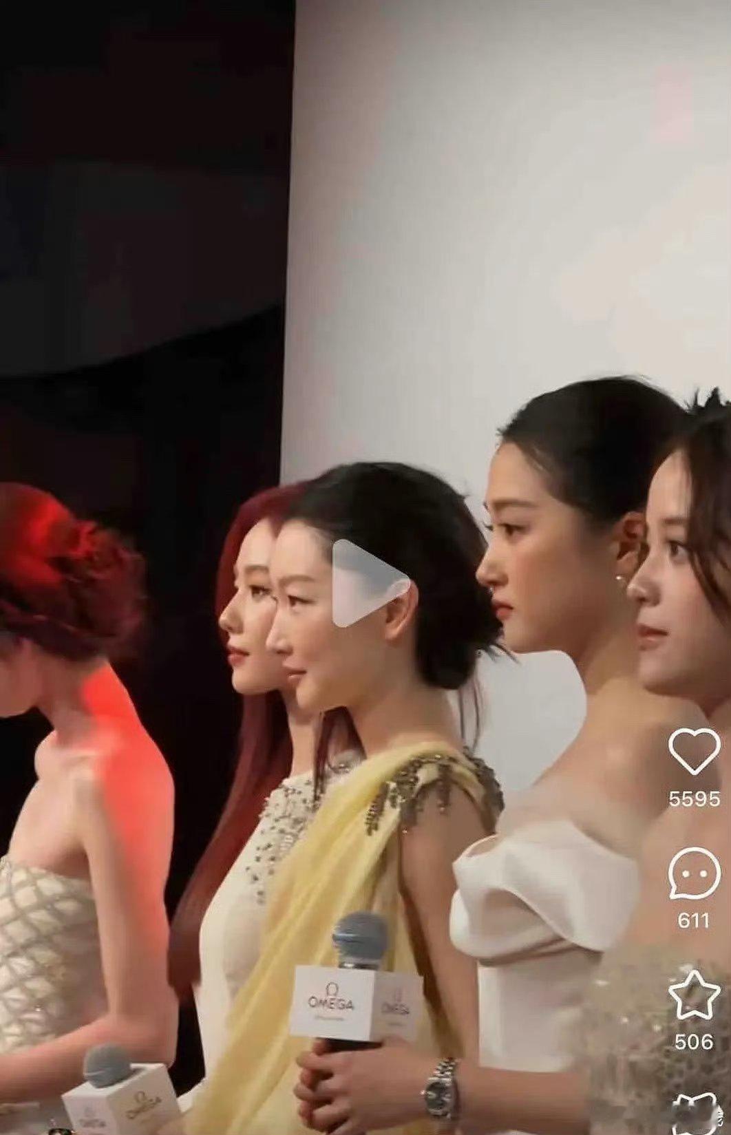 欧阳娜娜正脸非常有少女感笑起来两个梨涡很甜​​​
