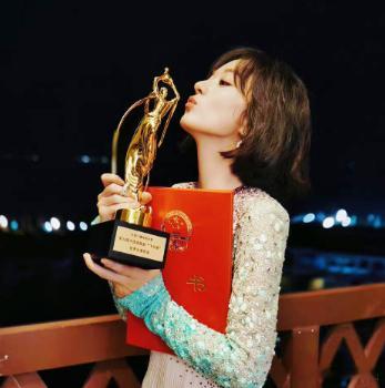 这样一比较，陈晓的运气还不如赵丽颖。当初《风吹半夏》虽然没在央视播出没那么火爆，