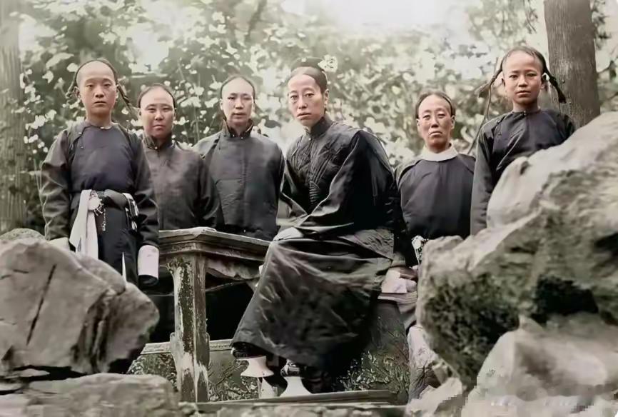 这才是真实的隆裕太后，大伙儿都好好看一下呗！这绝不是演戏，也绝不是电视中的演员所