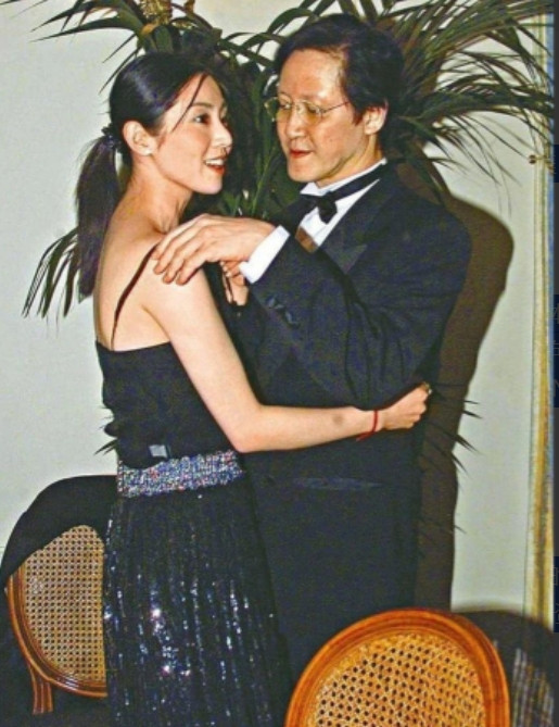 1998年，香港尖沙咀一家粤菜餐厅的包厢里，48岁的永盛电影老板向华胜第一次见到