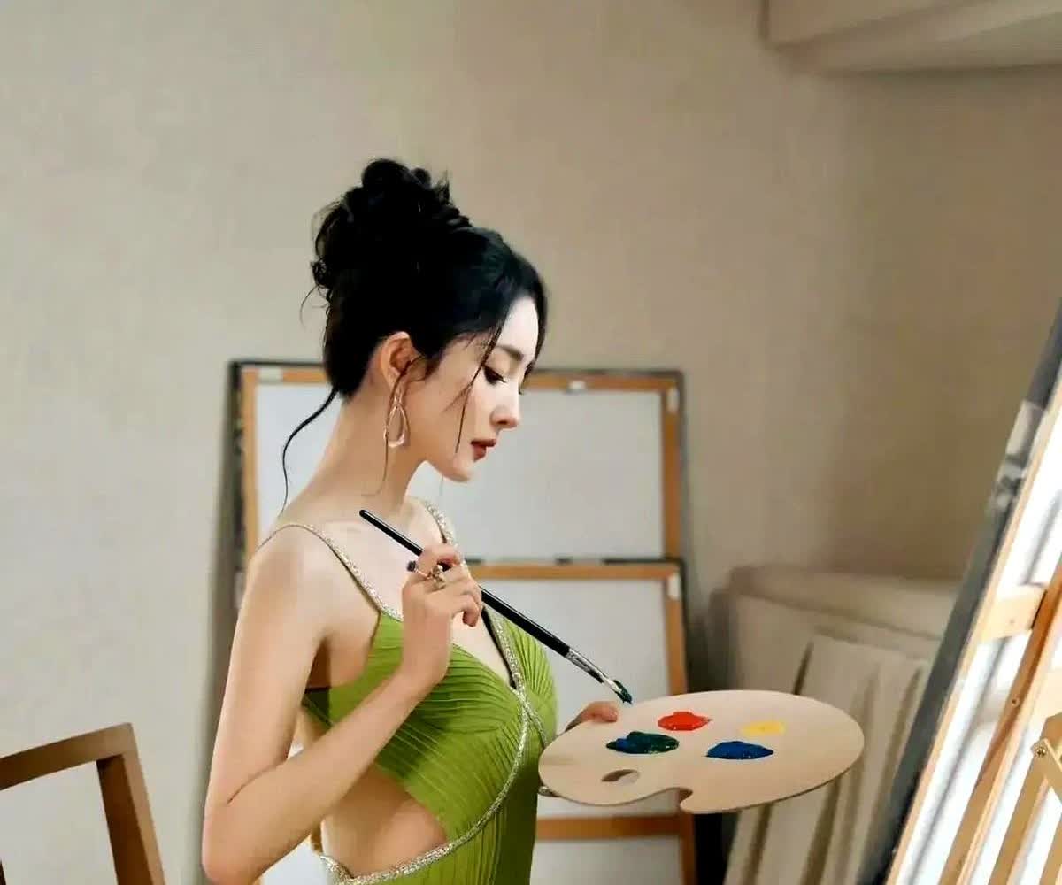 这就是盗版与正版的差距吗？当年看杨幂觉得她在装，现在看到余茵才知道什么才