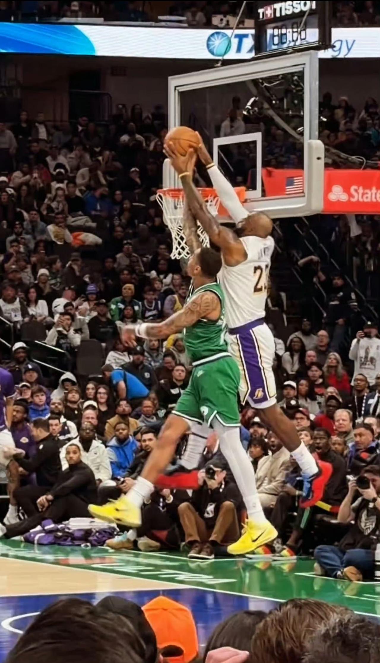 41岁老头“头碰篮板”！2026年1月25日，湖人客场挑战独行侠，比赛上半场出