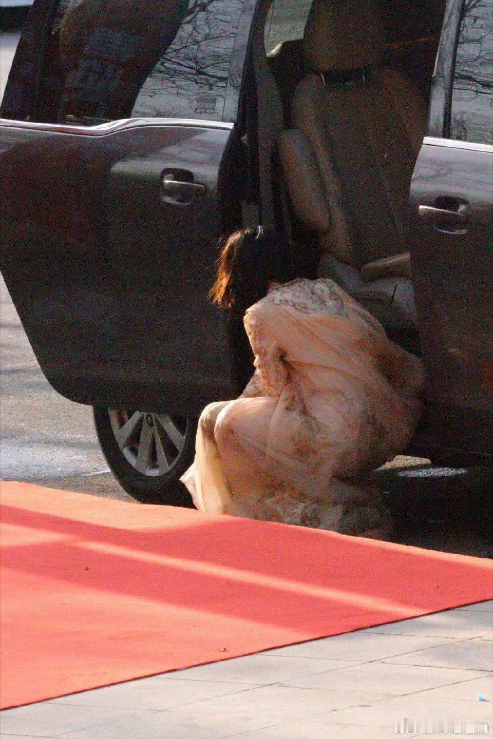 周冬雨剪回短发了哇塞！周冬雨短发造型杀疯了～利落短发直接梦回《七月与安生》，比