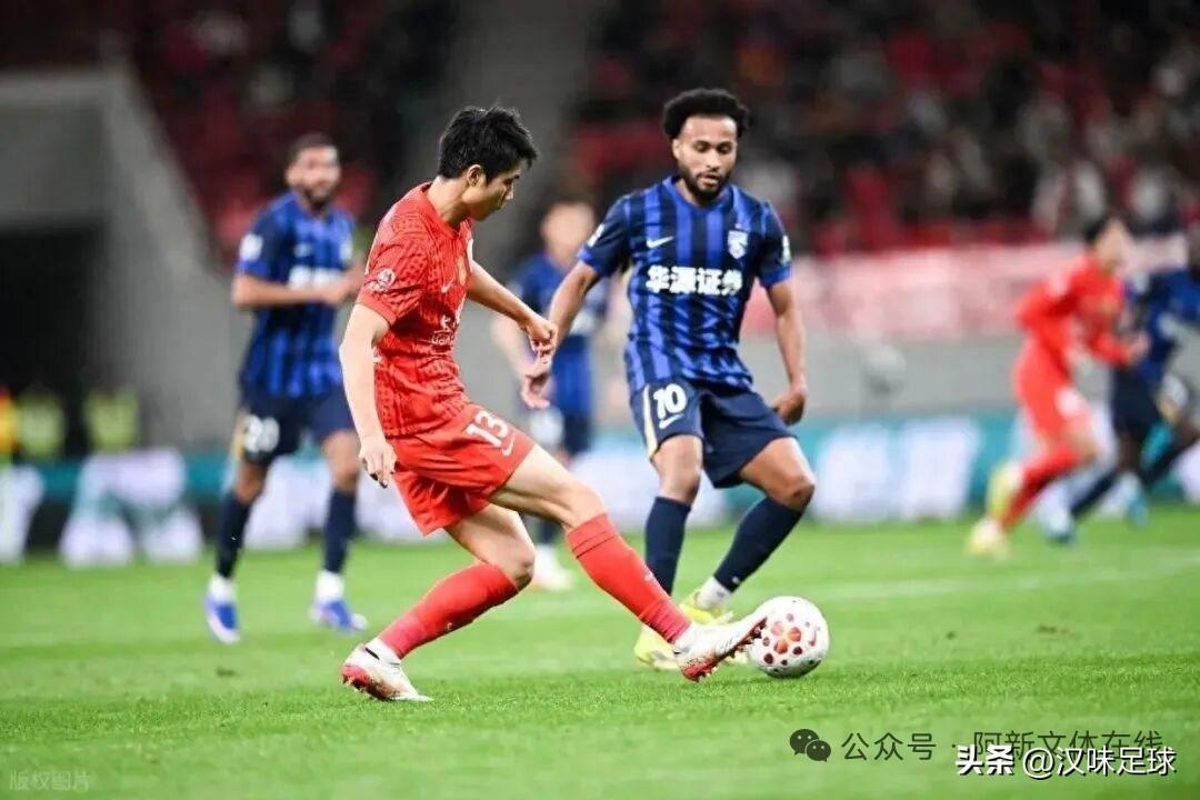 武汉三镇今兵发大连外援贝维斯随队出征战客战7月2日下午，武汉三镇全队启程