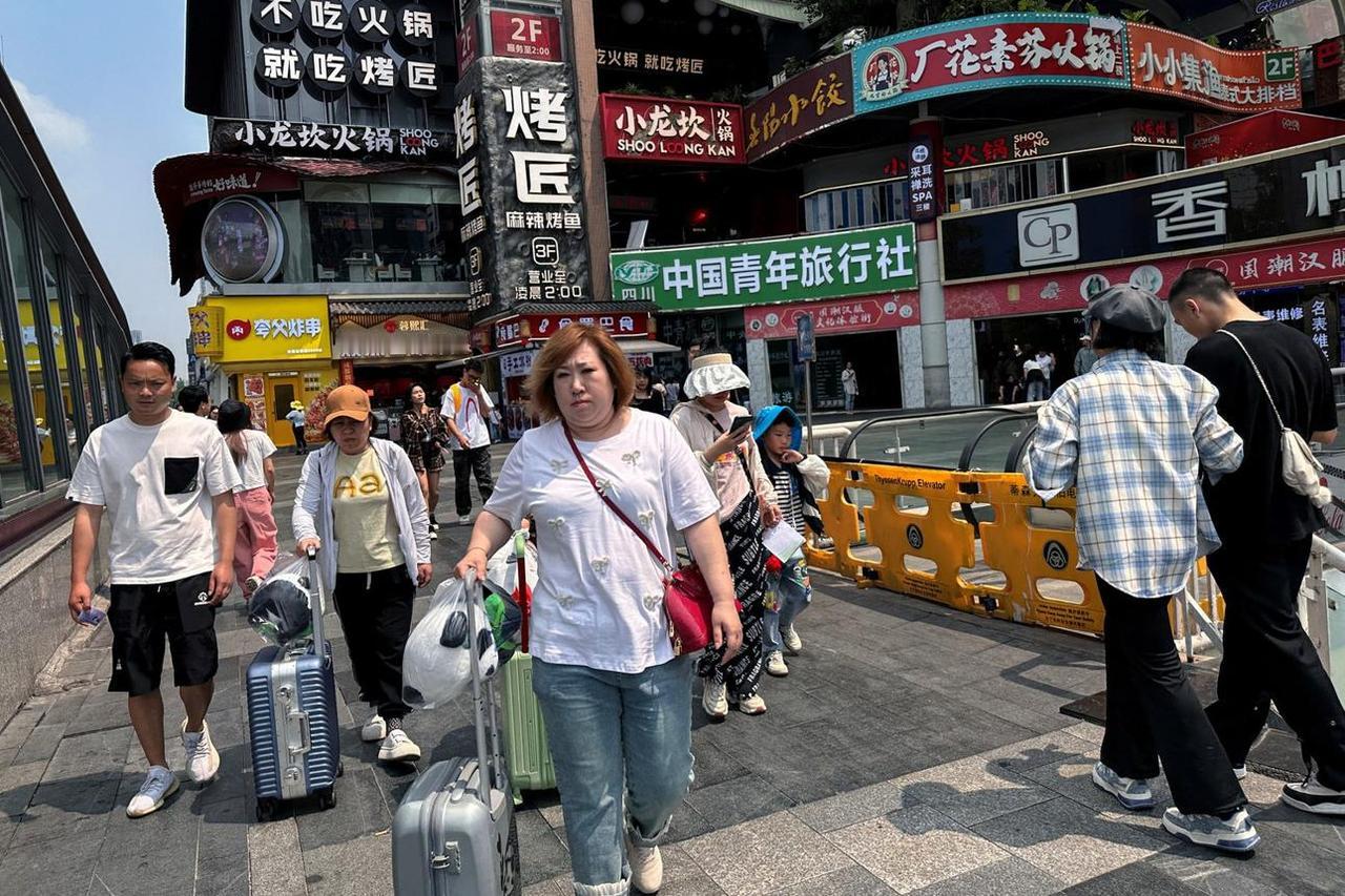 外籍超国民待遇养出多少"假外国人"？有人宁愿放弃中国籍也要保留外籍身份，就为在中