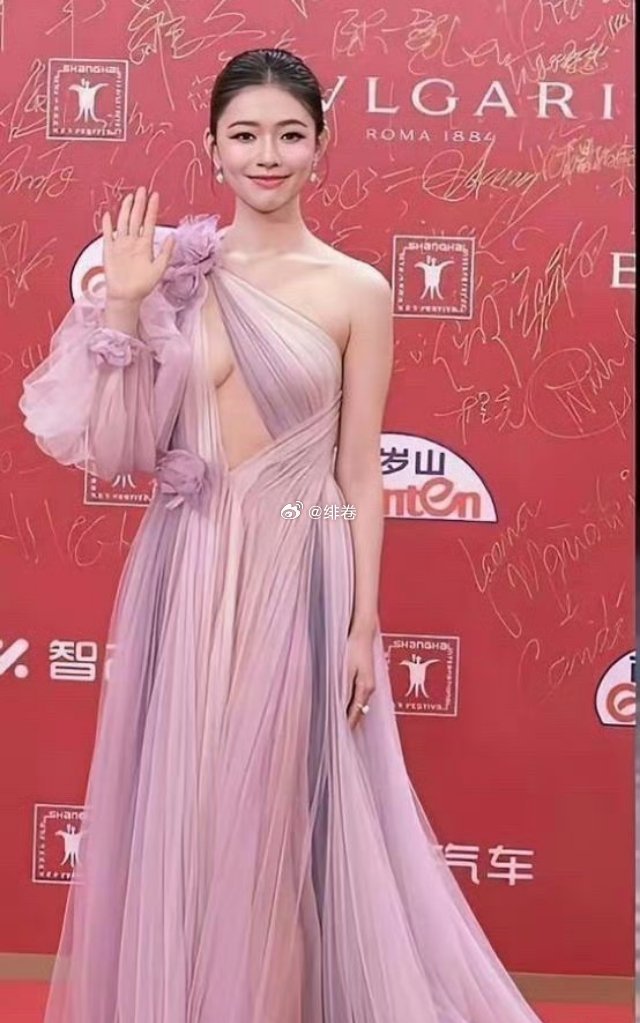 看完林允才知道为什么都说高定礼服，千万别自己乱动！