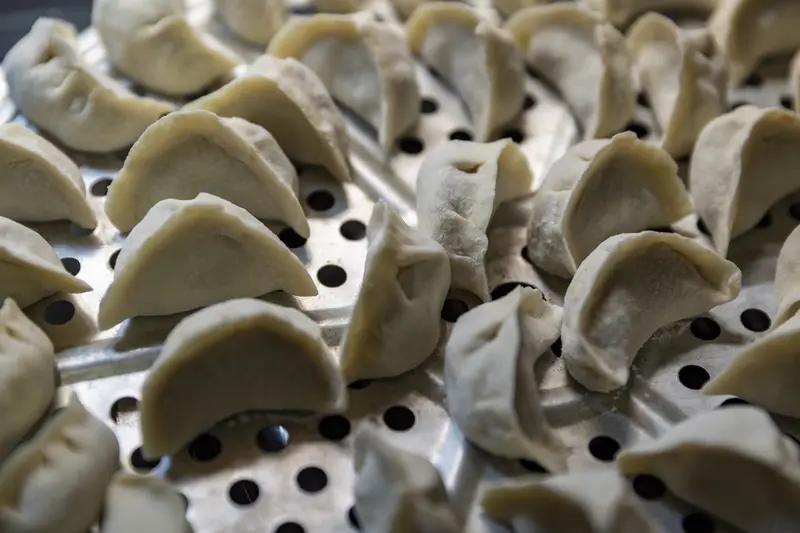 发现了吗？外面饭店的饺子很是奇怪。但凡到外面吃饺子，无论去哪个饺子馆，端上来的