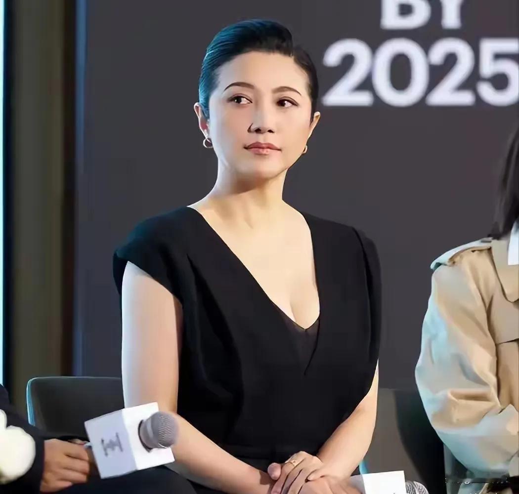 52岁的颜丙燕开启“阿姨恋”不久，逛街时竟被路人误认成母子，这画面想想都有些尴尬