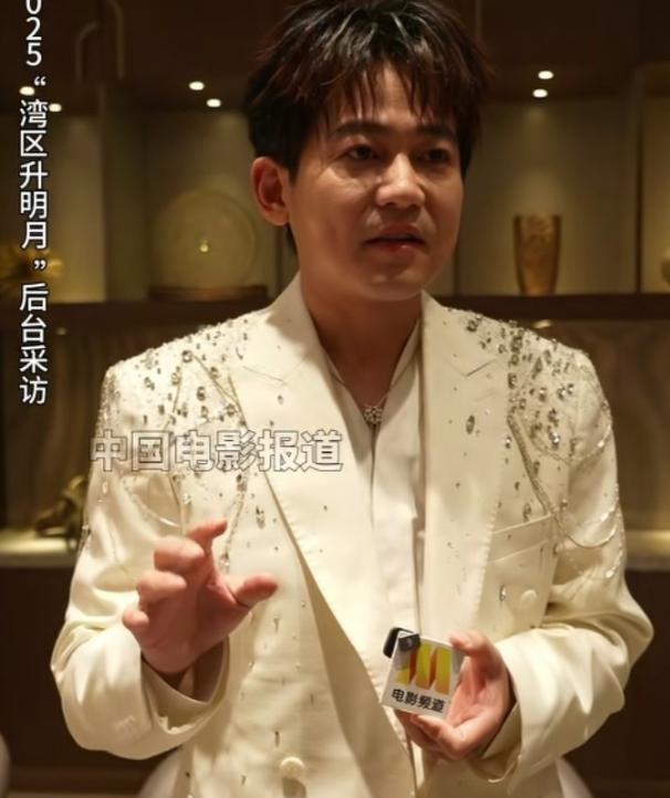 苏醒那晚没跑调，是系统坑了他。92毫秒延迟，耳朵听不到节奏，嗓子自然跟丢。不