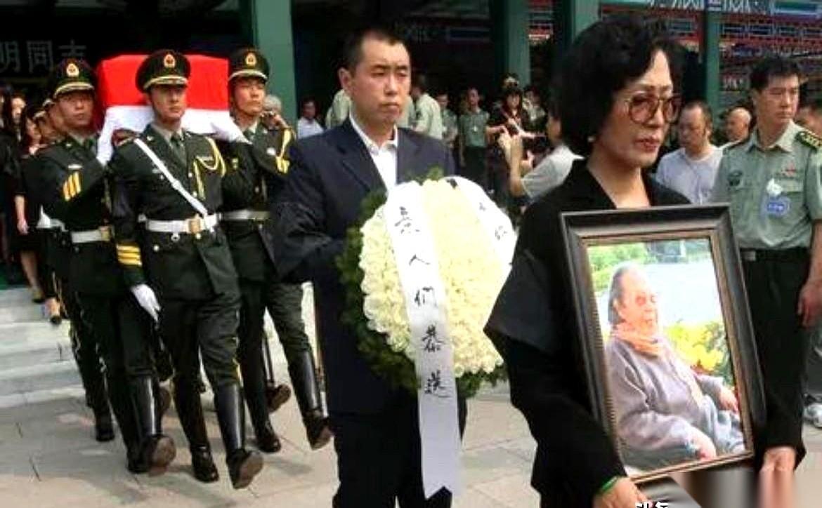 看到贺龙元帅夫人薛明这张出殡照,第一眼心里就咯噔一下。按理说,这种场合,捧遗像
