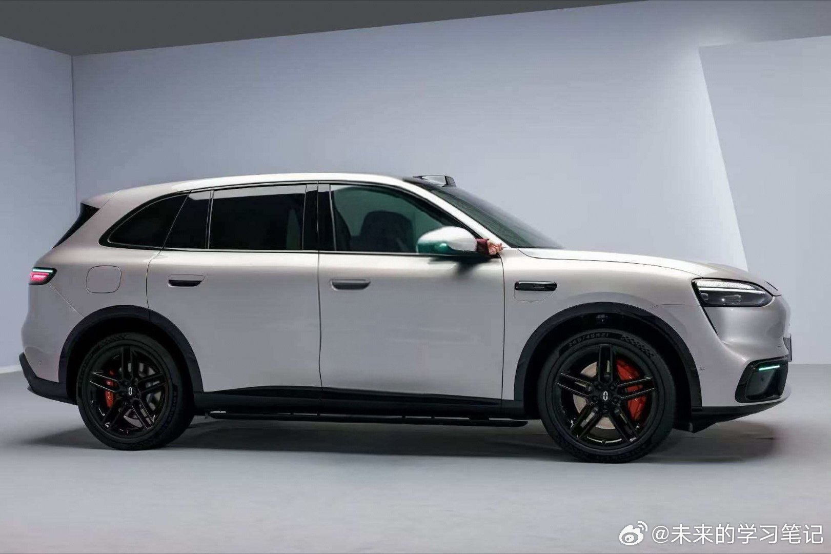 问界m6的这两个颜色应该是大多数人比较感兴趣的