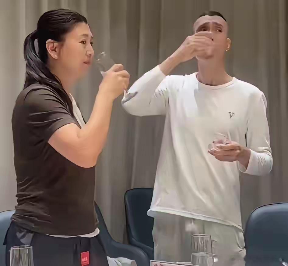 难怪闫学晶说她儿子一年百八十万都不够花，就这聚餐排场，普通人几个月工资都打不住！