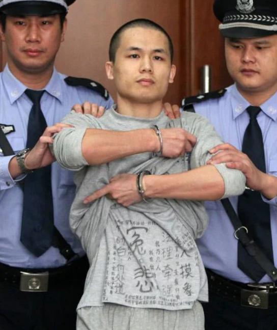 [点赞]2013年，李才坤被判死刑，在记者面前，他掀起自己的衣服，只见衬衣上写