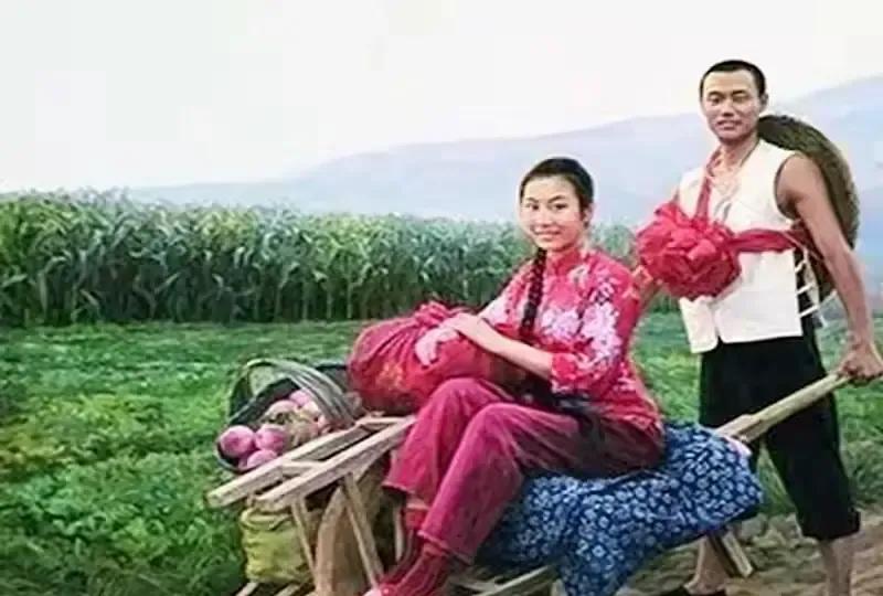 抗战那会儿我们村出了个怪人，远房姥爷把媳妇洗得香喷喷，套上红头绳，自己推着独轮车